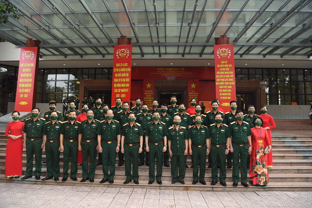 Các đại biểu cử tri chụp ảnh lưu niệm. Ảnh: Trọng Hải.